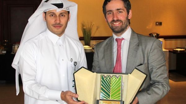 المهندس مشعل الشمري، مدير مجلس قطر للمباني الخضراء، والسيد ماثيو نيشارز نائب عمدة مدينة لندن الكبرى لشؤون البيئة والطاقة في مقر مجلس قطر للمباني الخضراء على هامش اللقاء المهندس مشعل الشمري، مدير مجلس قطر للمباني الخضراء، والسيد ماثيو نيشارز نائب عمدة مدينة لندن الكبرى لشؤون البيئة والطاقة في مقر مجلس قطر للمباني الخضراء على هامش اللقاء