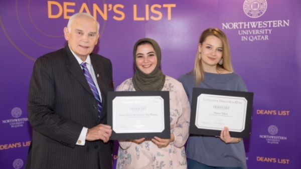 عميد جامعة نورثويسترن في قطر مع الطالبة ندى البدير والطالبة أمينة نيكسيك