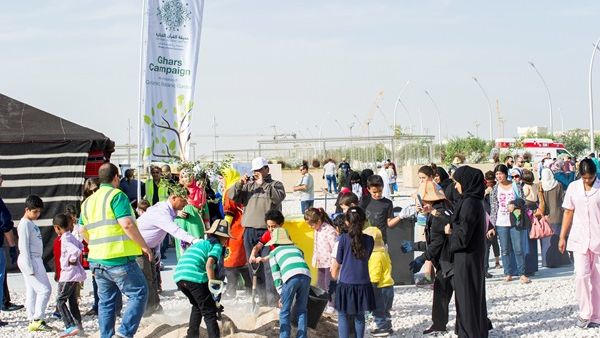 المشاركون يغرسون الأشجار بالمدينة التعليمية في سياق حملة غرس التي تنظمها حديقة القرآن النباتية المشاركون يغرسون الأشجار بالمدينة التعليمية في سياق حملة غرس التي تنظمها حديقة القرآن النباتية