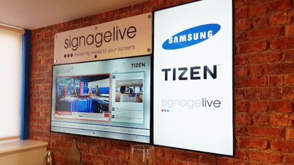 P-Series standalone SMART signage