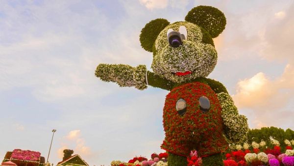 The sculpture features almost 100,000 plants and flowers, weighs almost 35 tons, and is supported by a 7-ton steel structure with a concrete foundation of 50 tons of reinforced concrete. The sculpture features almost 100,000 plants and flowers, weighs almost 35 tons, and is supported by a 7-ton steel structure with a concrete foundation of 50 tons of reinforced concrete.