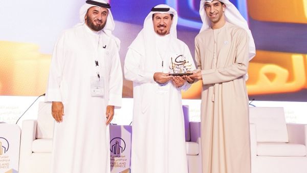 Salem Ahmad Almoosa, Chairman and General Manager of Falconcity of Wonders, was presented with an award in appreciation of the strategic role as Platinum Sponsor of the first Arab Land Conference.