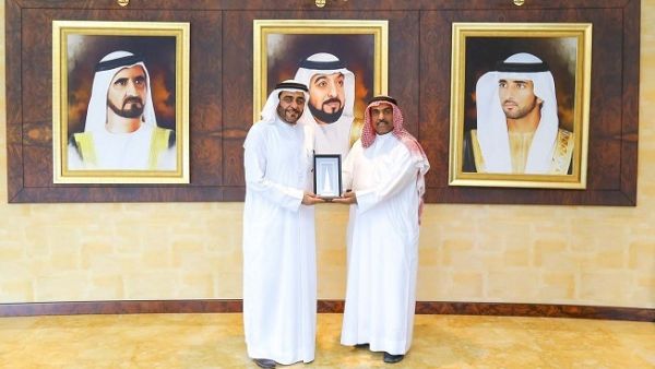 محمد عبد الله الحاج الزرعوني، مدير هيئة الهلال الأحمر الإماراتي في دبي، مع الدكتور منصور العور، رئيس جامعة حمدان بن محمد الذكية. محمد عبد الله الحاج الزرعوني، مدير هيئة الهلال الأحمر الإماراتي في دبي، مع الدكتور منصور العور، رئيس جامعة حمدان بن محمد الذكية.