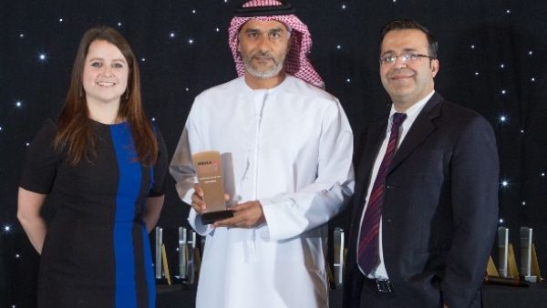 جيريش أدفاني، رئيس الخدمات المصرفية للأفراد في بنك الخليج الأول وخالد الغفيلي، رئيس قسم خدمات الفروع والمبيعات في بنك الخليج الأول