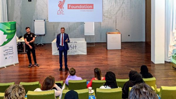 السيد ريان موينارد، المدرب الاجتماعي في مؤسسة ليفربول الخيرية، يتحدث خلال ورشة عمل نظمها مؤتمر "ويش" لتزويد المدربين في قطر بالمهارات اللازمة لتقديم برامج تدريبية محلية في كرة القدم للأطفال المصابين بالتوحد. 
