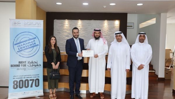 During its visit to DED-Ajman’s headquarters in the Corniche Building, the business groups awarded a trophy to the Department.