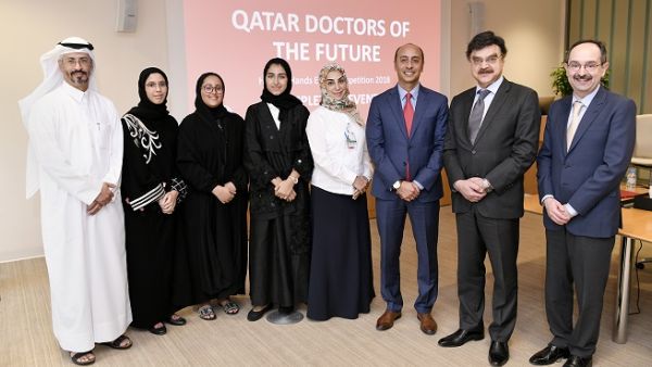 الطالبات الفائزات مع العميد الدكتور جاويد شيخ وبعض أعضاء هيئة التدريس وأولياء الأمور. الطالبات الفائزات مع العميد الدكتور جاويد شيخ وبعض أعضاء هيئة التدريس وأولياء الأمور.