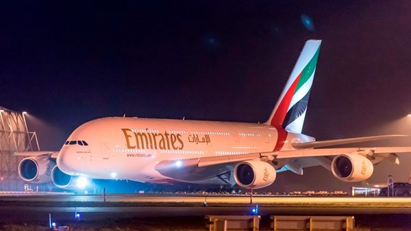 طائرة الإمارات A380 بتوزيع الدرجتين تستعد للإقلاع من مطار دبي الدولي