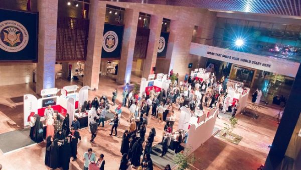التقى أكثر من 100 طالب من الملتحقين حديثًا بالجامعة وأفراد عائلاتهم بأساتذتهم وزملائهم المقبلين. التقى أكثر من 100 طالب من الملتحقين حديثًا بالجامعة وأفراد عائلاتهم بأساتذتهم وزملائهم المقبلين.