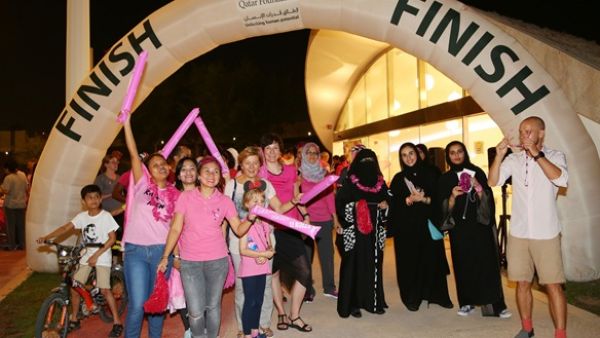 أعضاء المجتمع يتوافدون إلى حديقة الأكسجين للمشاركة في مسيرة التوعية بسرطان الثدي، التي نظمتها مؤسسة قطر.