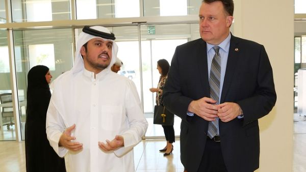 السيد مايك سافاج، عمدة مدينة هاليفاكس في كندا، أثناء زيارته للمقر الرئيسي لمؤسسة قطر بالمدينة التعليمية. السيد مايك سافاج، عمدة مدينة هاليفاكس في كندا، أثناء زيارته للمقر الرئيسي لمؤسسة قطر بالمدينة التعليمية.