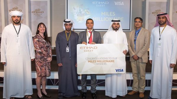عدد من الفائزين والمضيفين في حفل مكافآت مليونير الأميال.