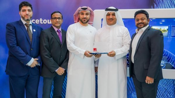 Mohamed Hassan, Vice President of flydubai Cargo with Ghaith Al Ghaith, Chief Executive Officer of flydubai.