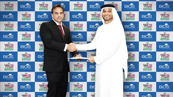 Mohammad Alhawari, Takaful Emarat’s Managing Director, and Dominic Docherty, Chairman, BIOS, during the signing ceremony. 