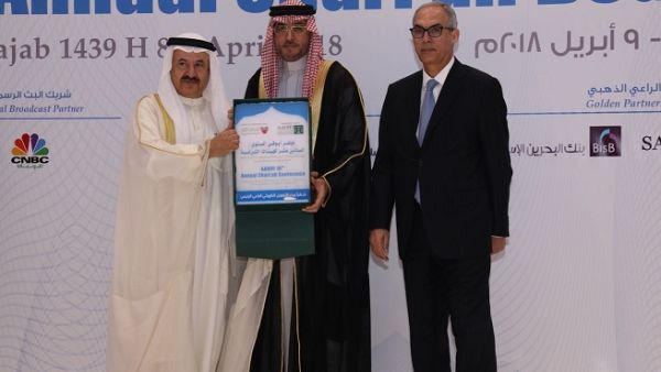 Mr. Abdulhakeem Al Khayyat in the middle with AAOIFI’s organizers. Mr. Abdulhakeem Al Khayyat in the middle with AAOIFI’s organizers.