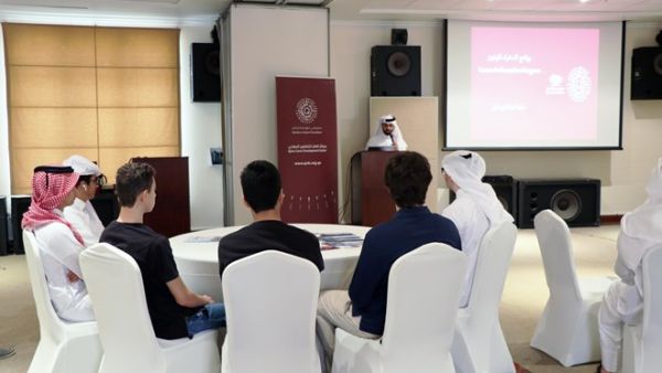 السيد شاهين السليطي، كبير مسؤولي البرامج والخدمات المهنية في مركز قطر للتطوير المهني، يلقي الكلمة الافتتاحية لبرنامج "السفراء المهنيين".