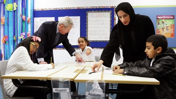 السيدة بثينة علي النعيمي، رئيس التعليم ما قبل الجامعي في مؤسسة قطر، والسيد برنارد دان، رئيس شركة بوينج الشرق الأوسط وشمال إفريقيا وتركيا، خلال اللقاء مع الأطفال المشاركين في برنامج "محرك الابتكار". السيدة بثينة علي النعيمي، رئيس التعليم ما قبل الجامعي في مؤسسة قطر، والسيد برنارد دان، رئيس شركة بوينج الشرق الأوسط وشمال إفريقيا وتركيا، خلال اللقاء مع الأطفال المشاركين في برنامج "محرك الابتكار".