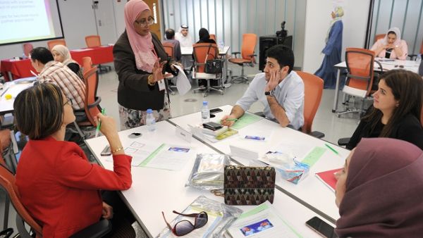 السيدة مها النشار تتحدث خلال إحدى الجلسات السيدة مها النشار تتحدث خلال إحدى الجلسات