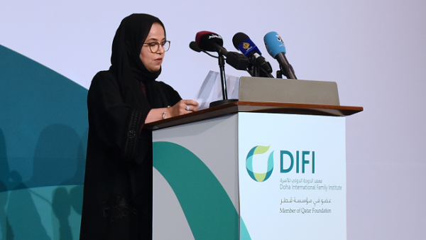 السيدة نور المالكي الجهني، المدير التنفيذي لمعهد الدوحة الدولي للأسرة، تلقي الكلمة الافتتاحية خلال مؤتمر "التربية الوالدية ورفاه الطفل والتنمية" الذي يُعقد في فندق سانت ريجيس. السيدة نور المالكي الجهني، المدير التنفيذي لمعهد الدوحة الدولي للأسرة، تلقي الكلمة الافتتاحية خلال مؤتمر "التربية الوالدية ورفاه الطفل والتنمية" الذي يُعقد في فندق سانت ريجيس.