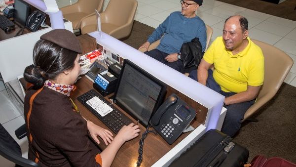 مبارك الجنيبي وجمعة الجنيبي، في مكتب إتمام إجراءات السفر للدرجات الممتازة في الاتحاد للطيران للحصول على الترقية إلى درجة رجال الأعمال لرحلتهم إلى لندن