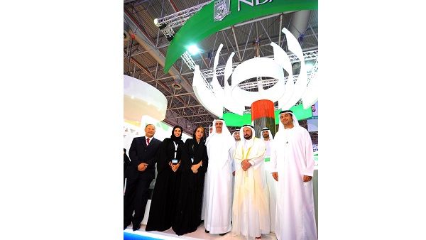 صاحب السمو الدكتور الشيخ سلطان بن محمد القاسمي، عضو المجلس الأعلى يسلم جائزة تنمية الموارد البشرية، وايهاب حسن، المدير العام التنفيذي ورئيس مجموعة الموارد البشرية ببنك أبوظبي الوطني، أمام جناح البنك في المعرض الوطني للتوظف في القطاع المصرفي والمالي