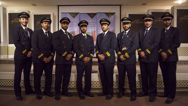 الدفعة الأولى من طياري الاتحاد للطيران الإماراتيين المقرر انضمامهم إلى برنامج الخدمة الوطنية في دولة الإمارات العربية المتحدة