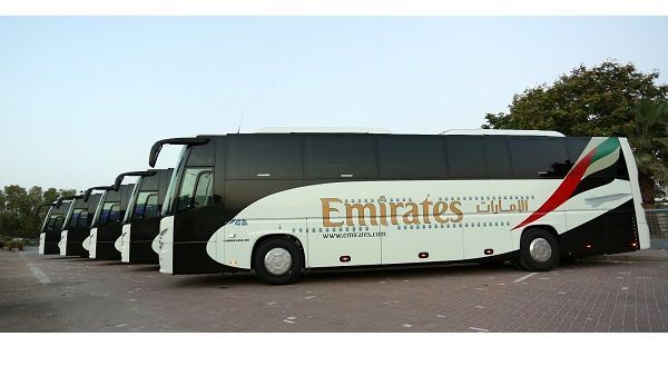 إحدى حافلات طيران الإمارات التي تنقل الركاب بين مطار دبي وكل من أبو ظبي والعين