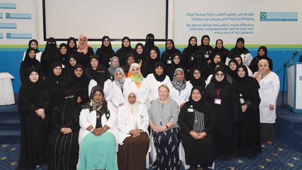 أشادت الدكتورة نيكولا رايلي، الرئيس التنفيذي للتمريض في مؤسسة حمد الطبية بالدور المحوري الذي تؤديه أكثر من 8800 من كوادر التمريض والقبالة.