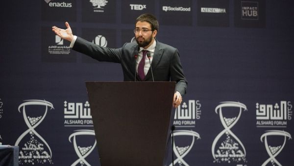 عبادة خالد دياب خريج من جامعة جورجتاون في قطر متخصصاً في الاقتصاد الدولي مع مرتبة الشرف عام 2018