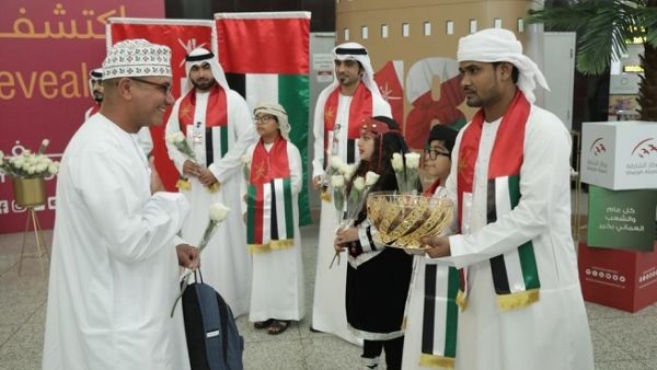 Sharjah Airport staff greeted Omani passengers visiting the United Arab Emirates (UAE) with souvenirs and flowers. 