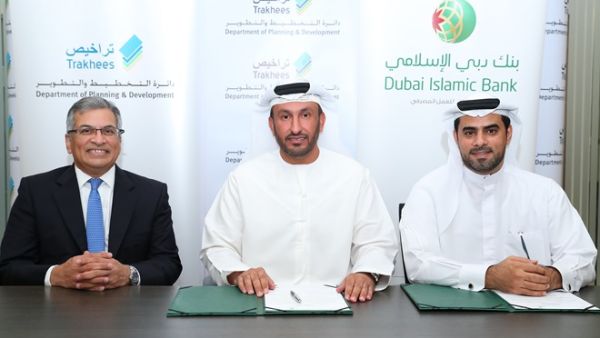 أثناء توقيع الاتفاقين بين تراخيص وبنك دبي الاسلامي