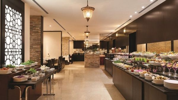 Orchid’s festive banquet features well-loved holiday dishes from roast turkey to yule log cakes, plus a delightful variety of salads, main courses, and desserts.