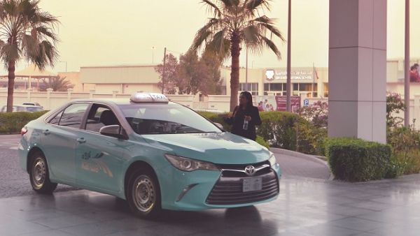 وقام فريق عمل الفندق بتوزيع وجبات مختارة تضمنت الأغذية والمشروبات، على سائقي سيارات الأجرة وركابهم الذين تواجدوا على إشارات (برج التويوتا).