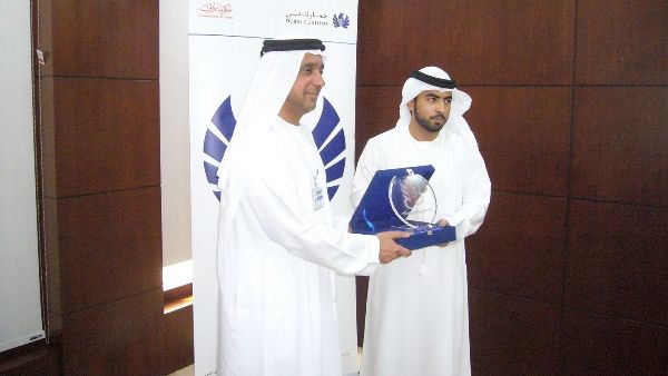 أحمد عبدالله بن لاحج يتسلم درع تذكاري من  راشد الفلاسي مدير المشاريع الخيرية بجمعية دبي الخيرية