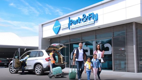 توفر خدمة Park & Fly الجديدة لمواقف السيارات وتسجيل الدخول، وقت المسافرين ومجهودهم بعيداً عن الازدحام المروري المعتاد وطوابير الإنتظار في المطار.