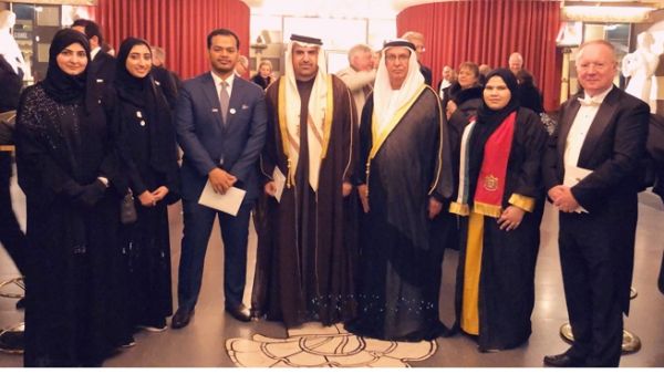 سعادة سلطان الكيتوب النعيمي وسعادة جمال بن حويرب يتوسطان الطلاب المشاركين في الزيارة سعادة سلطان الكيتوب النعيمي وسعادة جمال بن حويرب يتوسطان الطلاب المشاركين في الزيارة