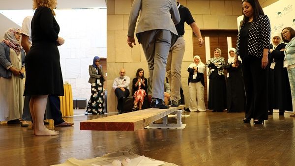 المشاركون في البرنامج الأكاديمي التدريبي العالمي للقيادات الشابة العاملة في قطاع سلامة المرضى يؤدون أنشطة لبناء الفريق. المشاركون في البرنامج الأكاديمي التدريبي العالمي للقيادات الشابة العاملة في قطاع سلامة المرضى يؤدون أنشطة لبناء الفريق.