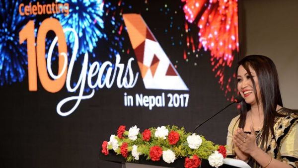 بوانا شريستثا، المدير العام لمكاتب الاتحاد للطيران في نيبال تلقي كلمة أمام الضيوف خلال احتفالات الشركة بالذكرى السنوية العاشرة لرحلات نيبال