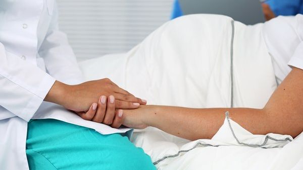 بالرغم من عدم وجود علاج لمتلازمة تكيّس المبيضين، إلاّ أن هذه الحالة المرضيّة وأعراضها ممكن إدارتها.