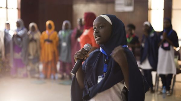 متأهلة للمنافسة على جوائز مؤتمر وايز لعام 2018 من مبادرة 'نادي الفتيات الآمن' تتدرب للحديث عن مشروعها. متأهلة للمنافسة على جوائز مؤتمر وايز لعام 2018 من مبادرة 'نادي الفتيات الآمن' تتدرب للحديث عن مشروعها.