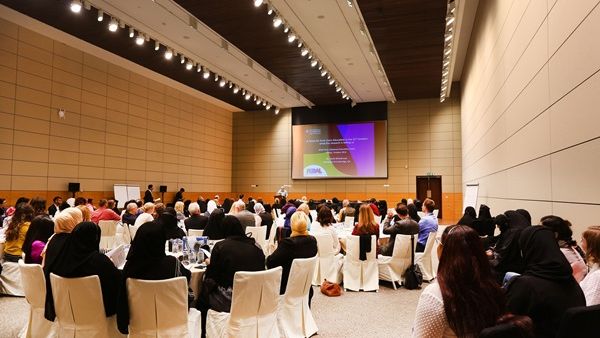 معلمون بالمدارس القطرية يستمعون إلى الدكتور ديفيد وايتبريد أثناء إلقائه للخطاب الرئيسي حول التعليم في مرحلة الطفولة المبكرة خلال لقاء "وايز في الدوحة"