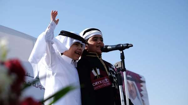 طالبان في أكاديمية قطر الوكرة يغنيان أغان وطنية