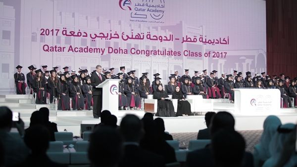 احتفى الحفل بتخريج 85 طالبًا وطالبة، بينهم 44 قطريًا.