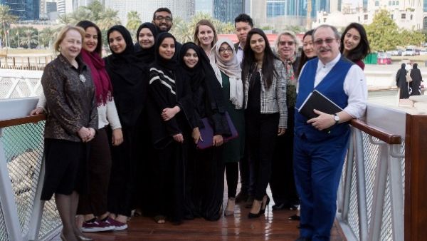 خبراء مجلس قطر للمباني الخضراء مع طلاب جامعة نورثويسترن في قطر خلال زيارتهم لمركز مشيرب لإثراء المجتمع