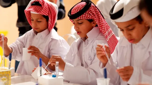الأطفال يشاركون في تجربة علمية صُممت خصيصاً لليوم الوطني بخيمة مؤسسة قطر في درب الساعي