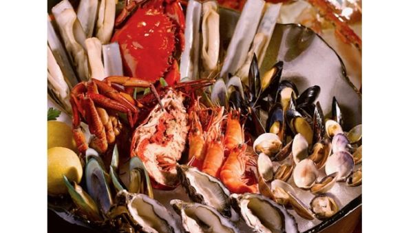 The Park Grill celebration menu includes as exhaustive list of luxury delicacies such as king crabs, oyster preparations, and an assortment of seafood specialties. 