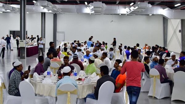 أعدت اللجنة الخيرية وفريق الأطعمة والمشروبات في الفندق مأدبة إفطار كاملة.