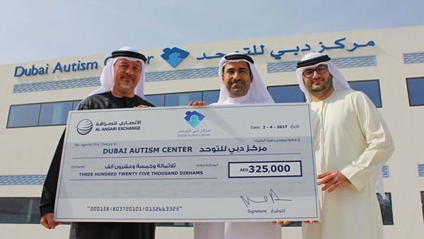 راشد علي الأنصاري خلال تقديمه مبلغ التبرع لـ محمد العمادي راشد علي الأنصاري خلال تقديمه مبلغ التبرع لـ محمد العمادي