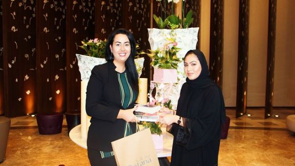 قامت سينا كاتاك مدير التسويق والاتصالات في الفندق بتسليم الكتب التي تم جمعها من خلال المبادرة  إلى السيدة رقية السادة إحدى القائمين على مشروع "رواق" المبتكر والذي يعزز القراءة والثقافة في قطر.
