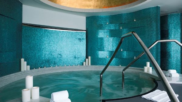 جاكوزي في فندق سانت ريجيس أبوظبي جاكوزي في فندق سانت ريجيس أبوظبي